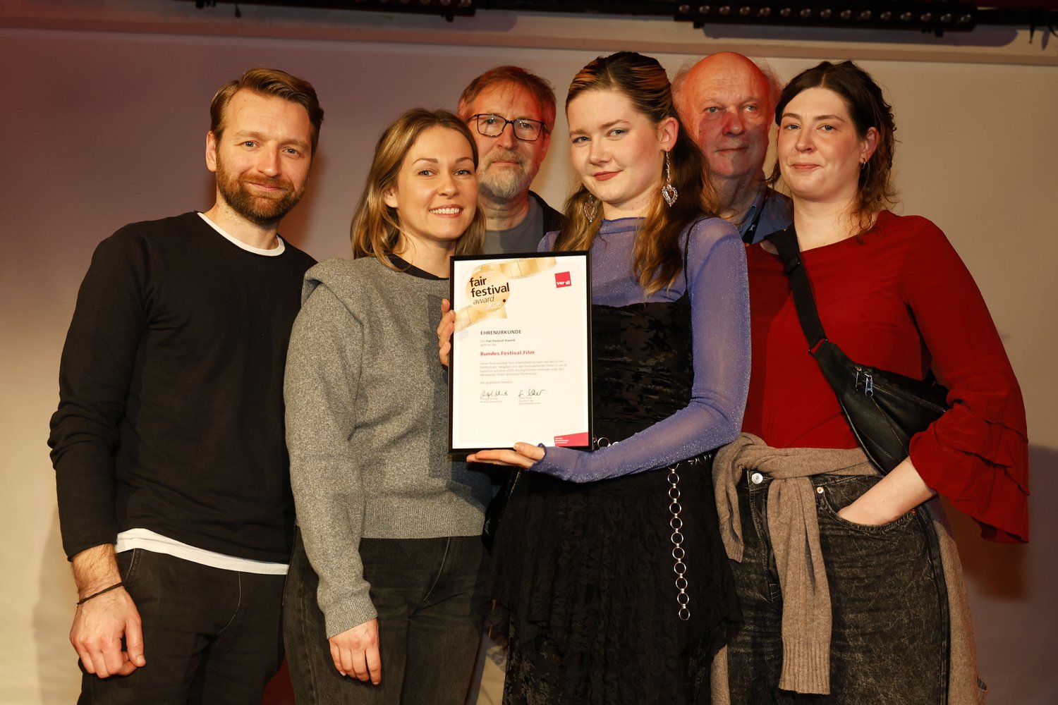 Preisverleihung: Team mit Urkunde des Fair Festival Award 2026
