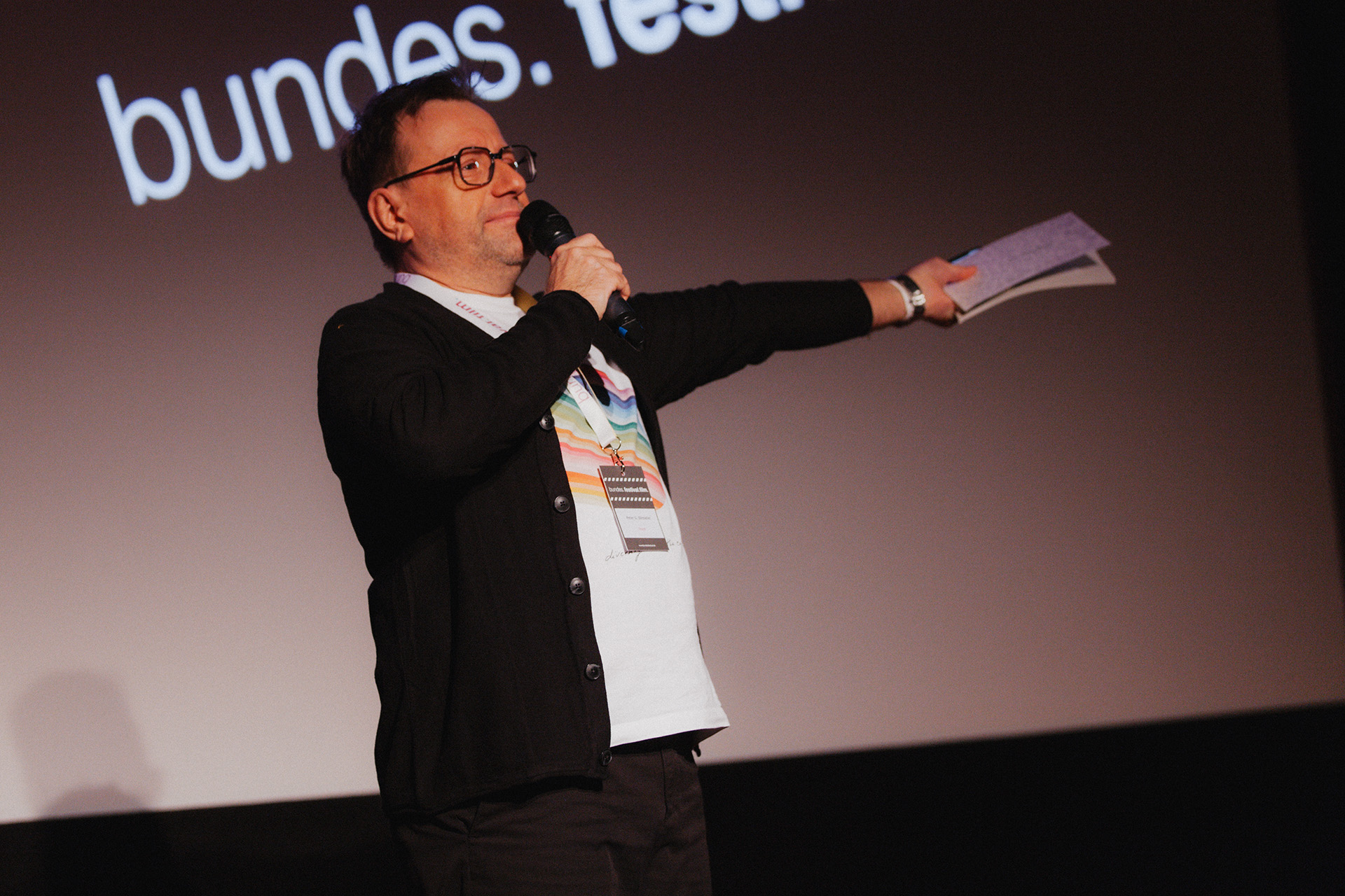 Moderator mit Mikrofon auf der Festivalbühne