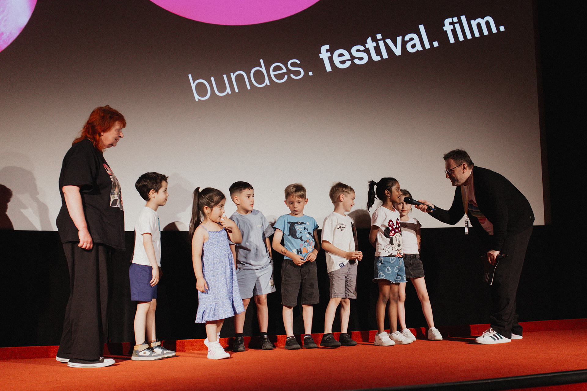 Kinder auf der Festivalbühne
