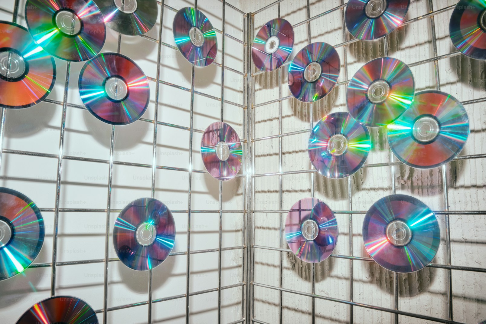 Wand voller aufgehängter CDs