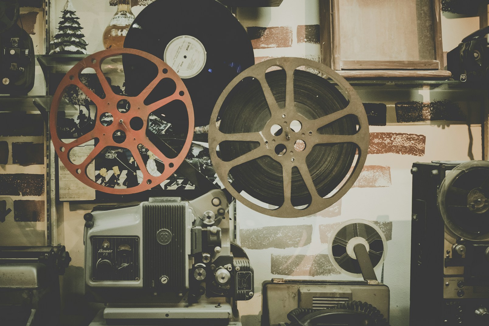 Historische Filmrollen und ein Filmprojektor